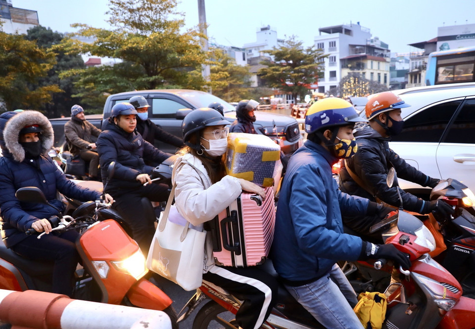 Các phương tiện di chuyển chậm lên cầu Chương Dương lúc 17h25 ngày 30/12. (Ảnh: Lâm Khánh/TTXVN)