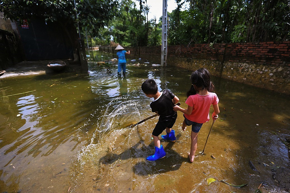 Đã hơn nửa tháng trôi qua nhưng các hộ dân tại một số xã trên địa bàn huyện Chương Mỹ (Hà Nội) vẫn ngập trong nước sau đợt lũ lịch sử kéo dài.(Ảnh: Trọng Đạt/TTXVN)
