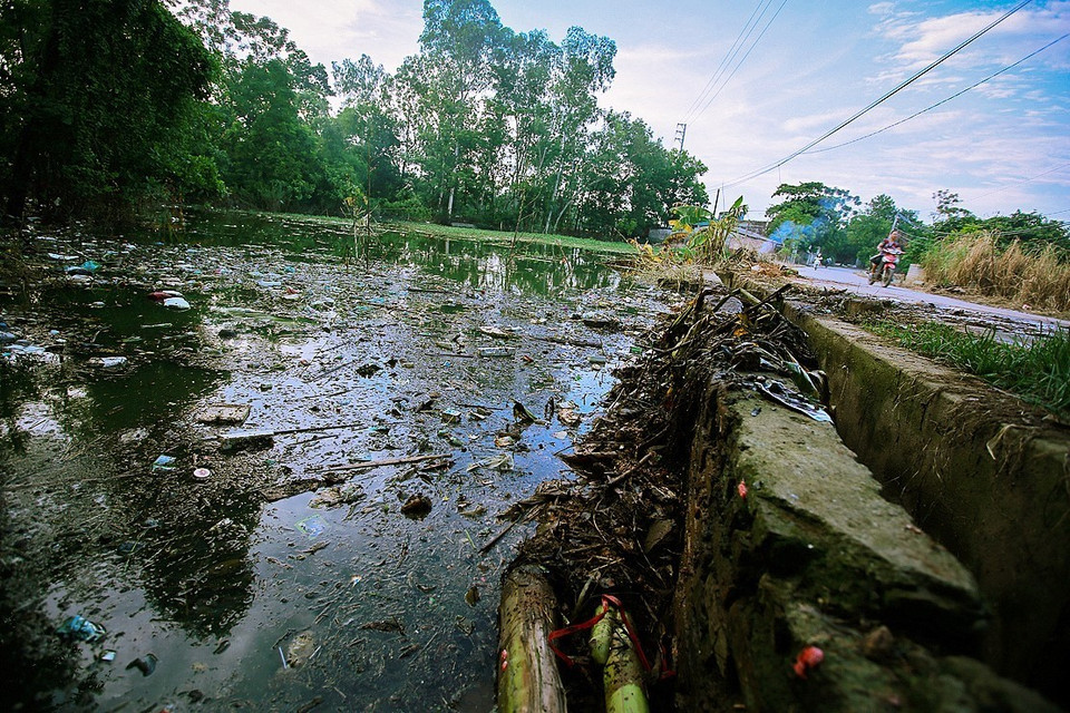  Nước rút chậm, môi trường ở vùng ngập lụt Chương Mỹ đang là một vấn đề báo động ảnh hưởng nghiêm trọng đến cuộc sống người dân. (Ảnh: Trọng Đạt/TTXVN)