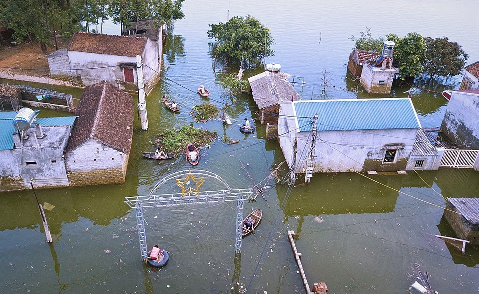  Xóm Gạch - xã Nam Phương Tiến đã hơn nửa tháng vẫn còn ngập sâu trong nước. (Ảnh: Trọng Đạt/TTXVN)