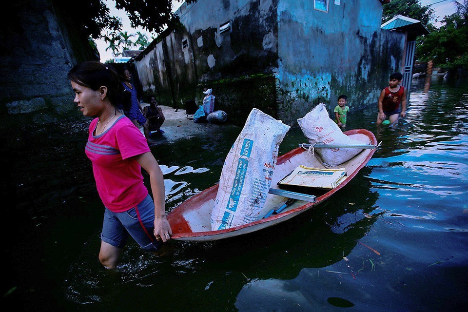  Nước rút chậm và đường làng, ngõ xóm ngập trong mùa nước đen kịt. (Ảnh: Trọng Đạt/TTXVN)