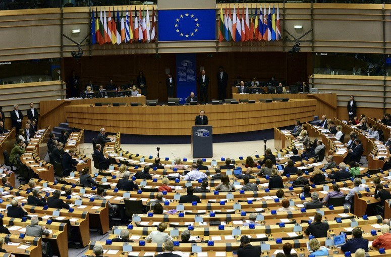 Những người lính Malaysia thuộc lực lượng của Liên hợp quốc chăm sóc trẻ em tại một trại trẻ mồ côi ở Bắc Mogadishu, Somalia (16/11/1993). (Ảnh: Tư liệu TTXVN)