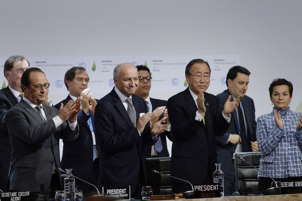 Tổng thống Pháp Francois Hollande, Ngoại trưởng Pháp Laurent Fabius, Tổng thư ký LHQ Ban Ki-moon và Thư ký điều hành Hội nghị COP 21 Christiana Figueres vui mừng khi Thỏa thuận Paris 2015 về chống biến đổi khí hậu được thông qua, tại Le Bourget ngày 12/12/2015. (Ảnh: Tư liệu TTXVN)
