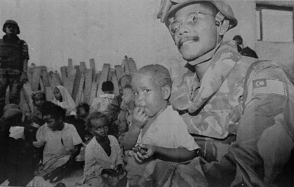  Những người lính Malaysia thuộc lực lượng của Liên hợp quốc chăm sóc trẻ em tại một trại trẻ mồ côi ở Bắc Mogadishu, Somalia (16/11/1993). (Ảnh: Tư liệu TTXVN)