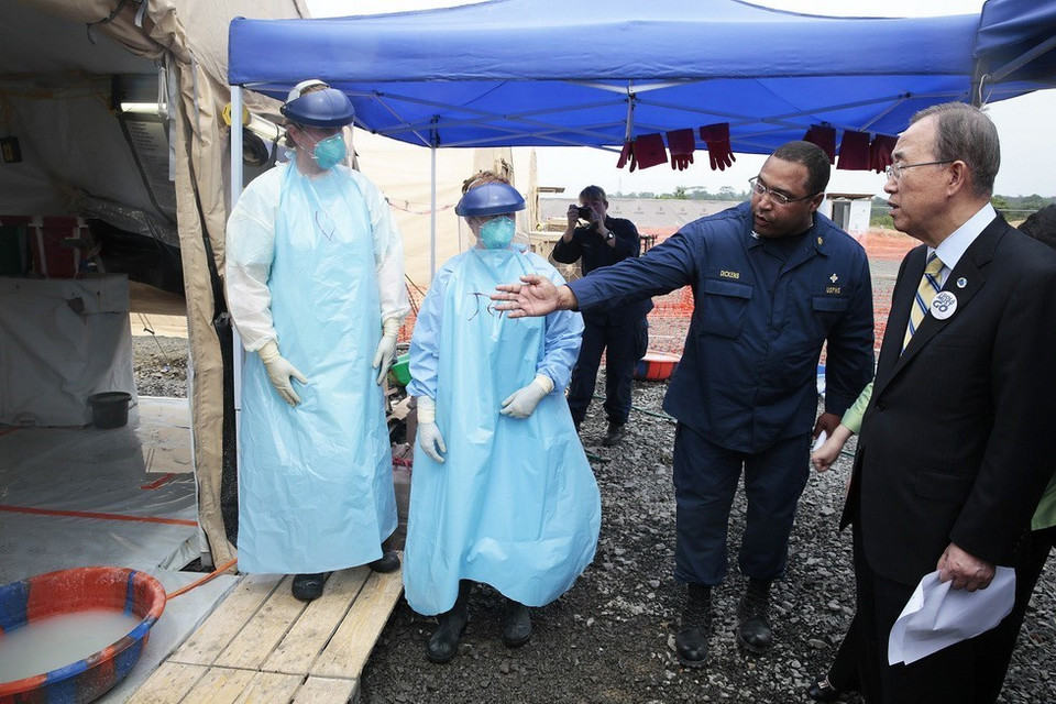 Tổng Thư ký Liên hợp quốc Ban Ki-moon thăm một cơ sở y tế điều trị bệnh Ebola tại Monrovia (Liberia) ngày 19/12/2014. (Ảnh: Tư liệu TTXVN)
