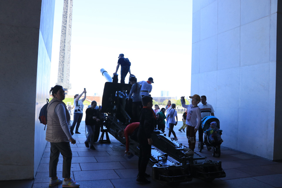 Các hình ảnh tiêu biểu của các chiến dịch được tái hiện sinh động với các quân trang, quân dụng, vũ khí, trận địa giống như thật. (Ảnh: Hùng Võ/Vietnam+)