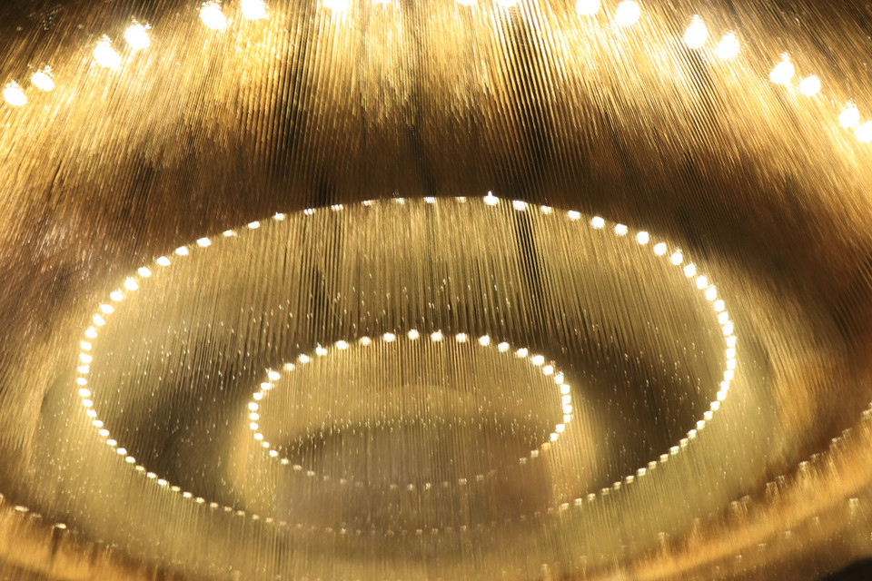 Trên trần nhà buông rủ xuống hàng vạn dây pha lê trong suốt, được chiếu sáng lấp lánh, tượng trưng cho những giọt nước mắt tiếc thương của những người đang sống. (Ảnh: Hùng Võ/Vietnam+)