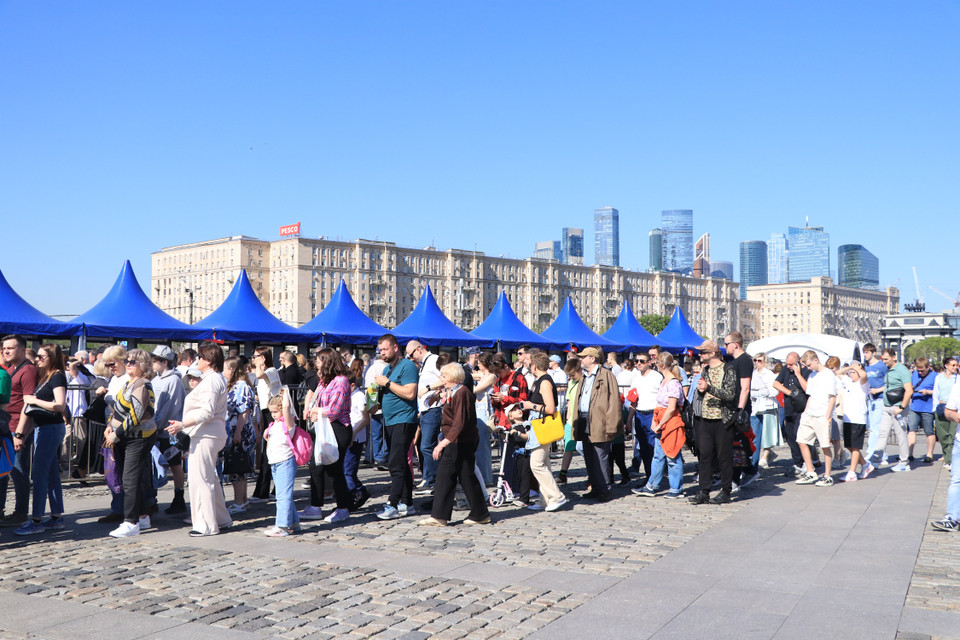 Khách du lịch tới tham quan bảo tàng. (Ảnh: Hùng Võ/Vietnam+)