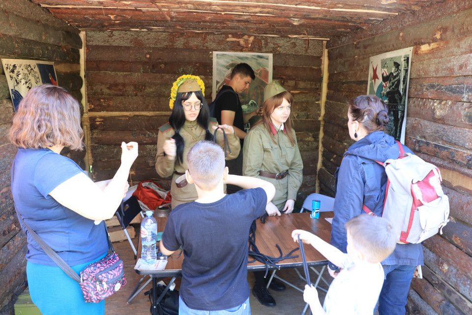 Các em nhỏ tình nguyện tại các lán trại trong khuôn viên bảo tàng. (Ảnh: Hùng Võ/Vietnam+)