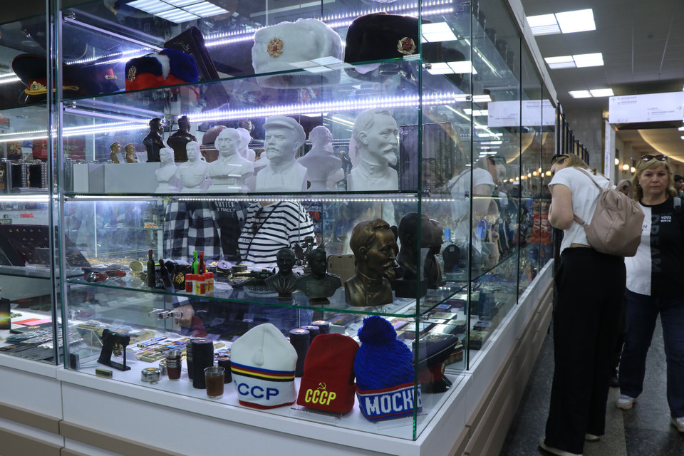 Trong kho của Bảo tàng Chiến tranh Vệ quốc vĩ đại hiện lưu giữ 219.472 hiện vật, hình ảnh, tài liệu; trong đó có 169.337 hiện vật gốc đặc biệt quý hiếm, có giá trị kinh tế và lịch sử văn hóa cao, như: Các loại báo chí, tác phẩm nghệ thuật tạo hình, truyền đơn, cờ trướng, các loại vũ khí. (Ảnh: Hùng Võ/Vietnam+)