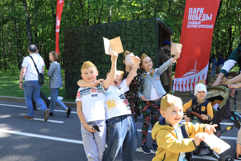 Các em nhỏ vui vẻ khi đến thăm bảo tàng. (Ảnh: Hùng Võ/Vietnam+)