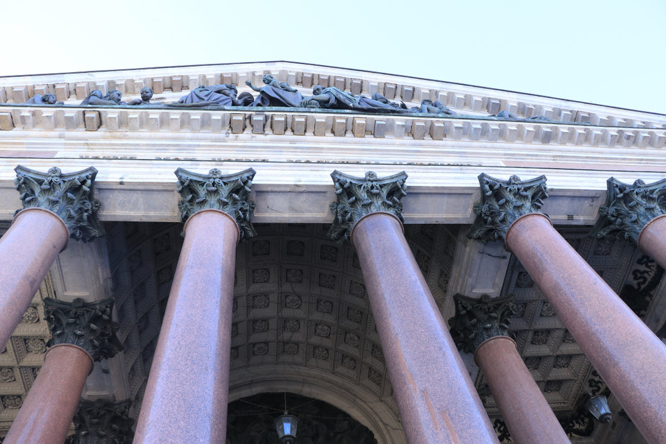 Có tới 25.000 cây cọc gỗ được đóng xuống để chế ngự đầm lầy, để tạo một nền móng vững chắc cho công trình kỳ vĩ mọc lên, với tổng trọng lượng lên tới 300.000 tấn. (Ảnh: Hùng Võ/Vietnam+)