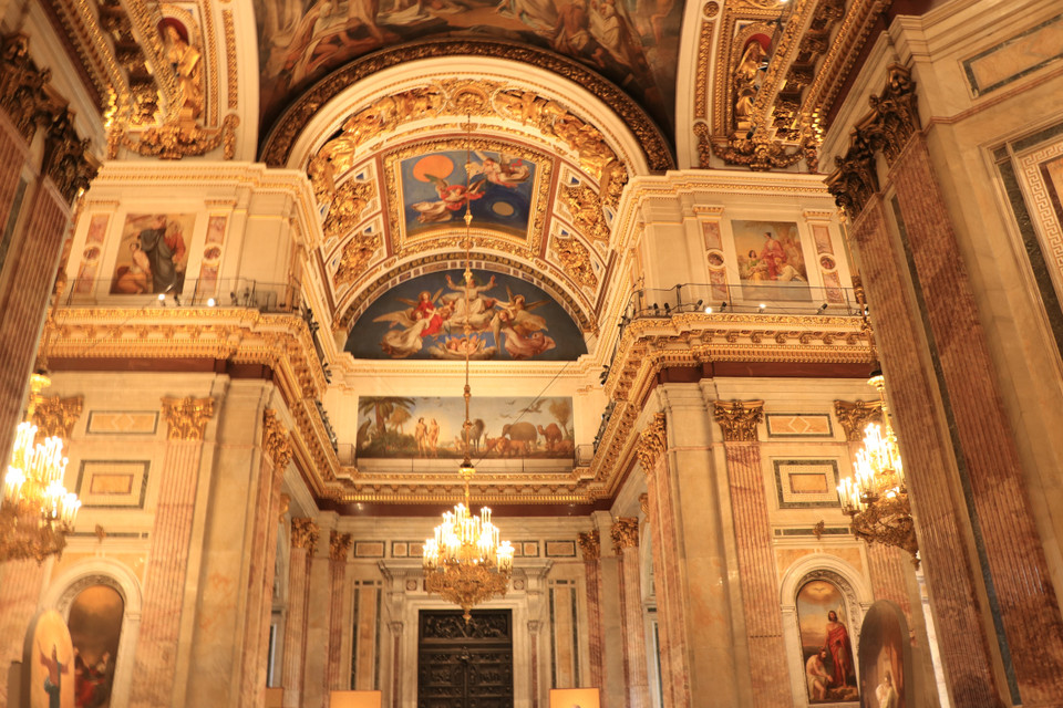 Chỉ riêng khâu trang trí nội thất bên trong Nhà thờ Chính tòa Thánh Isaac đã kéo dài ròng rã 10 năm trời. (Ảnh: Hùng Võ/Vietnam+)