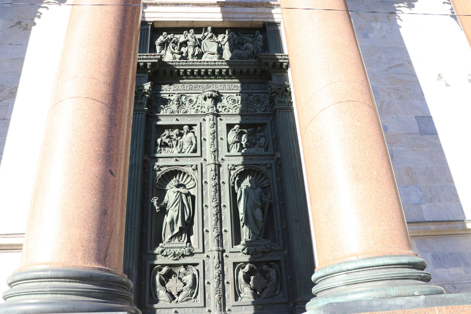 Tổng diện tích của các bức tranh tường, tranh trên nóc vòm cùng các chi tiết trang trí đã lên tới con số 65.000m2. Và chúng được tạo nên từ khoảng 20 loại đá trang trí, từ malachite, ngọc lưu ly tới prophyry. (Ảnh: Hùng Võ/Vietnam+)