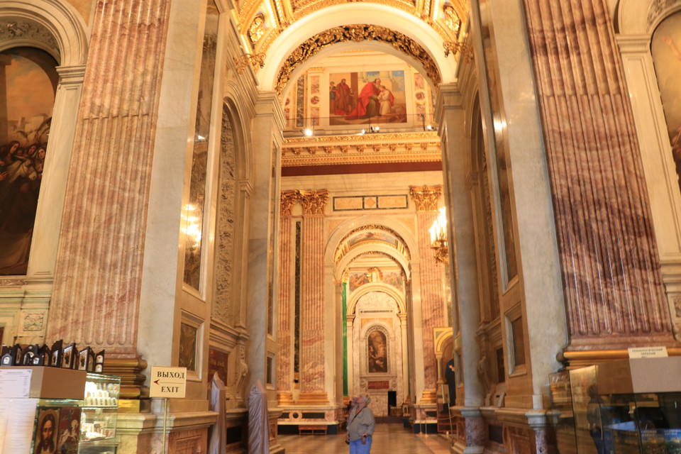 Không gian nội thất trong Nhà thờ Chính tòa Thánh Isaac rộng 10.767 mét vuông của nhà thờ có sức chứa 14.000 người. (Ảnh: Hùng Võ/Vietnam+)