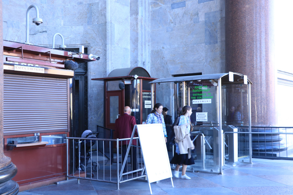 Du khách có thể mua vé lên mái nhà thờ để quan sát thành phố. (Ảnh: Hùng Võ/Vietnam+)