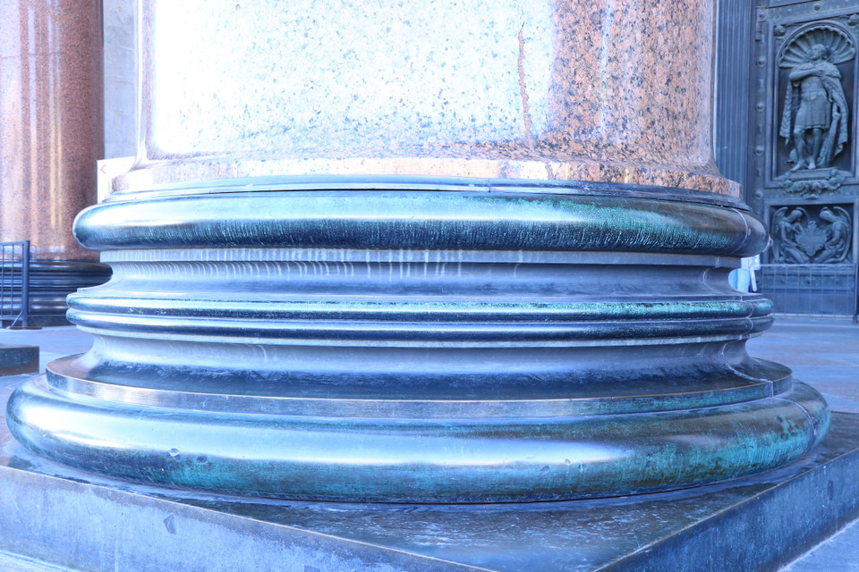 Nguyên liệu đá granite được chuyên chở từ vịnh Phần Lan, một hành trình được mô tả là “hết sức nặng nhọc và vô cùng nguy hiểm.” Và các cột đá nguyên khối hoành tráng này được dựng nên từ năm 1830, chỉ trông chờ vào sức người, trước khi những bức tường của nhà thờ thành hình. (Ảnh: Hùng Võ/Vietnam+)