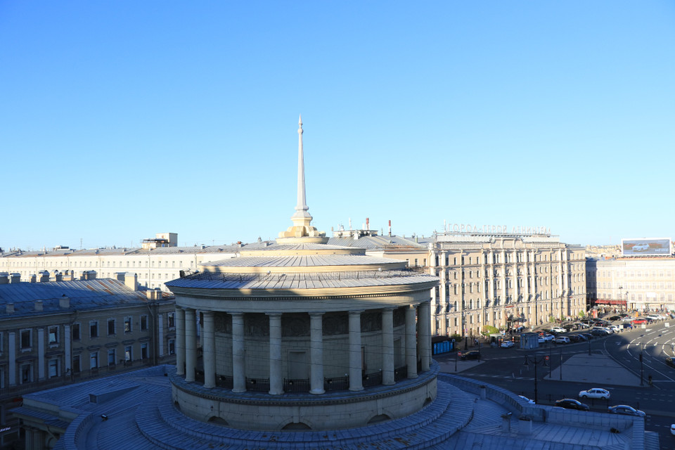 Nếu may mắn và có đủ thời gian, du khách có thể leo cầu thang lên với khoảng sân nhỏ cao 43 mét trên nóc nhà thờ. Từ đây có thể thu gọn vào tầm mắt vẻ diễm lệ của cả cố đô cổ kính hơn 300 tuổi Saint Peterburg hờ hững trải dài bên dưới. (Ảnh: Hùng Võ/Vietnam+)