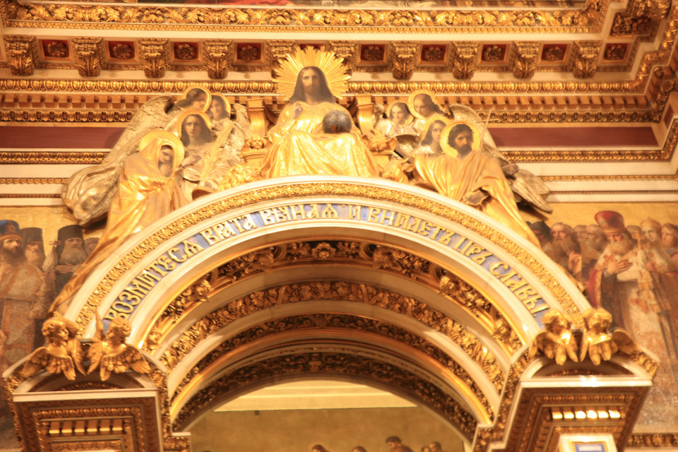 Bốn tạ vàng ròng trộn lẫn với thủy ngân để mang lại sắc vàng đẳng cấp quý tộc cho mái vòm trung tâm, mái vòm của năm tháp chuông cùng các chi tiết trang trí cầu kỳ, tinh xảo bên trong. Đó là còn chưa kể tới 1.000 tấn đồng, 16.000 tấn đá hoa cương giúp công trình tạo cảm giác choáng ngợp cho mọi tín đồ. (Ảnh: Hùng Võ/Vietnam+)