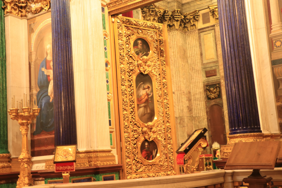 Hàng hiên được trang trí với tượng của 12 vị thánh tông đồ, trong khi các thiên thần sải cánh quanh các mái vòm vương giả. (Ảnh: Hùng Võ/Vietnam+)