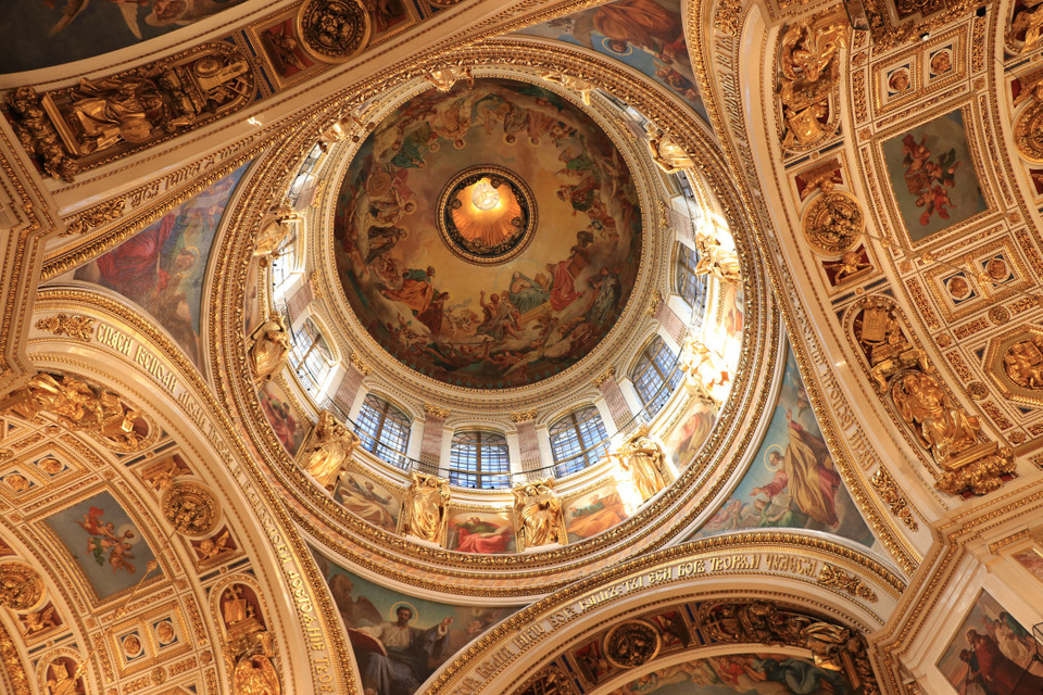 Nhà thờ Thánh Isaac được xây dựng từ năm 1858, thiết kế mái vòm đặc sắc không chỉ lớn nhất nước Nga mà còn có tầm ảnh hưởng lớn đến các quốc gia trên thế giới. (Ảnh: Hùng Võ/Vietnam+)