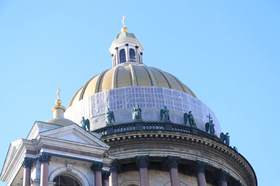 Nhà thờ Chính tòa Thánh Isaac được tạo dựng để cung hiến cho Thánh Isaac của Dalmatia - vị thánh bổn mạng của Peter Đại đế, người đã được sinh ra vào ngày lễ thánh đó. (Ảnh: Hùng Võ/Vietnam+)