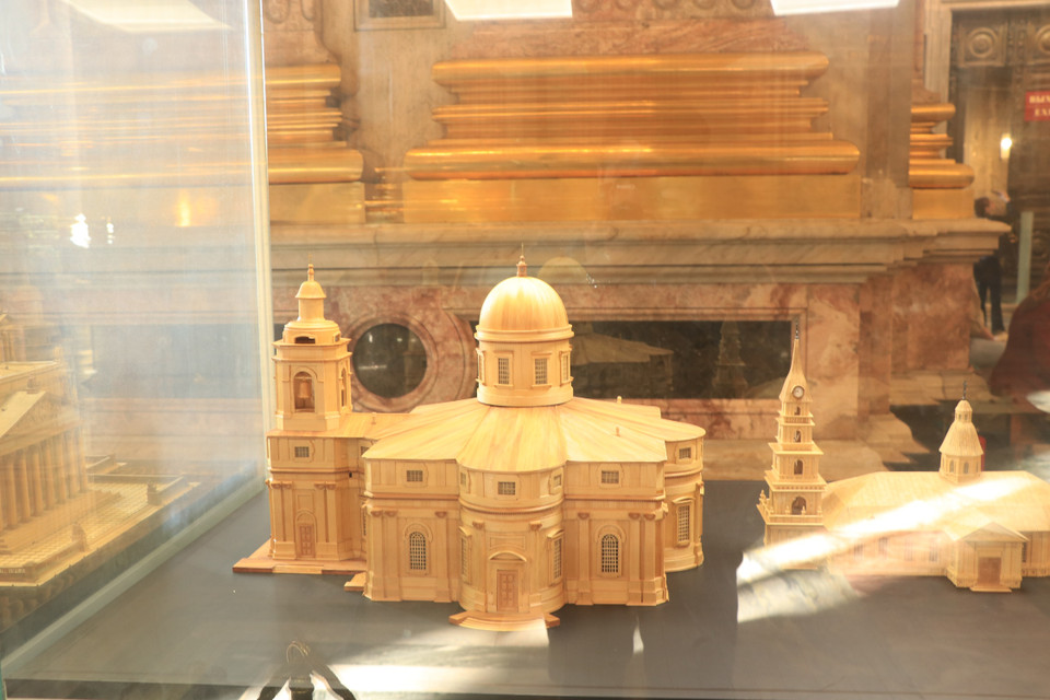 Có hai trăm họa sĩ xuất sắc nhất của Nga nửa đầu thế kỷ XIX đã được lựa chọn để biến không gian nhà thờ trở thành một bảo tàng mỹ thuật giá trị. Từ nội lực sáng tạo không ngừng nghỉ, hàng trăm bức tranh ghép từ những mảnh đá tự nhiên bằng nghệ thuật mosaiac với hơn 2.000 sắc màu đã thành hình. (Ảnh: Hùng Võ/Vietnam+)