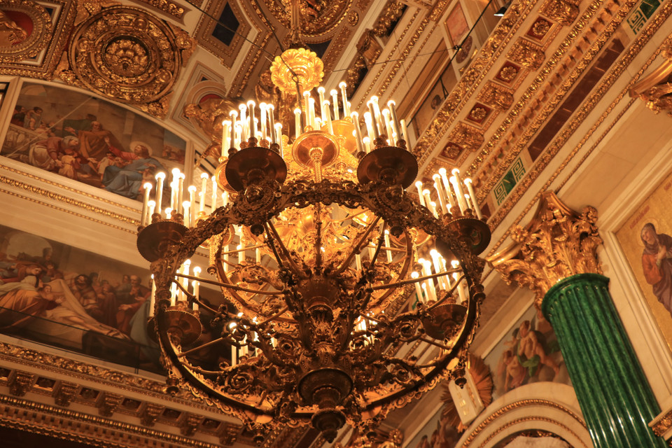 Với chiều cao ấn tượng 101 mét, mái vòm dát vàng lộng lẫy, Nhà thờ Chính tòa Thánh Isaac là công trình kiến trúc tôn giáo lớn thứ tư trên thế giới, chỉ xếp sau Nhà thờ St. Pedro (Rome), Nhà thờ St. Paolo (London) và Nhà thờ St. Mary (Florence). (Ảnh: Hùng Võ/Vietnam+)