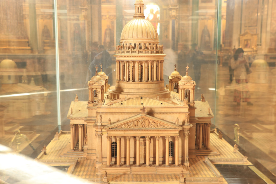 Độ cao từ chân lên đến đỉnh tháp là 101m, đây là nhà thờ cao thứ tư trên thế giới. Mái vòm chính được thiết kế đường kính 26m, ước tính được mạ bởi 100kg vàng. (Ảnh: Hùng Võ/Vietnam+)