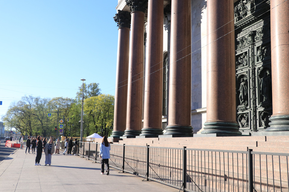 Kiến trúc của Nhà thờ Thánh Isaac vô cùng đồ sộ với khoảng 3.000 bức hoa văn làm bằng đá cộng thêm 112 cây cột lớn mang đậm nét kiến trúc châu Âu ở thế kỷ 18-19. (Ảnh: Hùng Võ/Vietnam+)