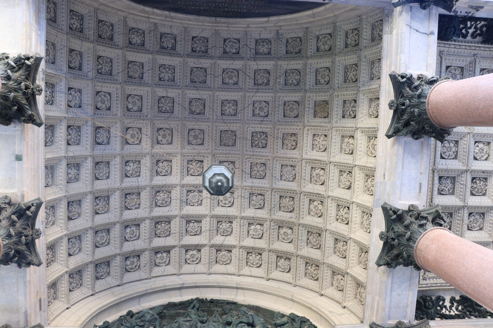 Nhà thờ Chính tòa Thánh Isaac là một sự kết hợp giữa phong cách kiến trúc tân cổ điển muộn với phong cách kiến trúc Byzantine của nhà thờ Hy Lạp. Đây cũng là một bảo tàng viện về lịch sử và tôn giáo. (Ảnh: Hùng Võ/Vietnam+)