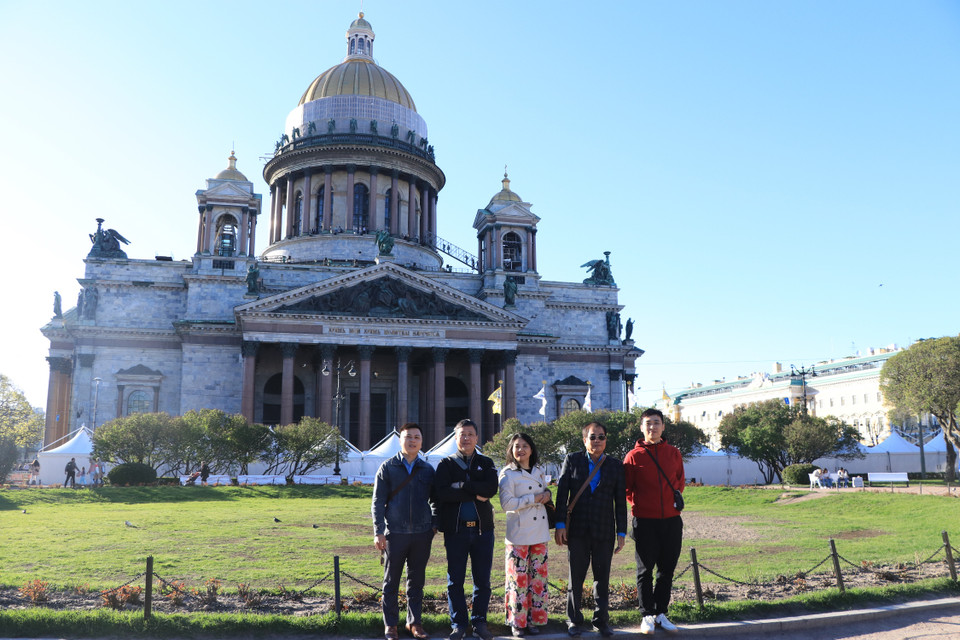 Từ xa nhìn lại, nhà thờ này sừng sững với mái vòm vàng khổng lồ và những cột đá nguyên khối cao nhất thế giới. (Ảnh: Hùng Võ/Vietnam+)