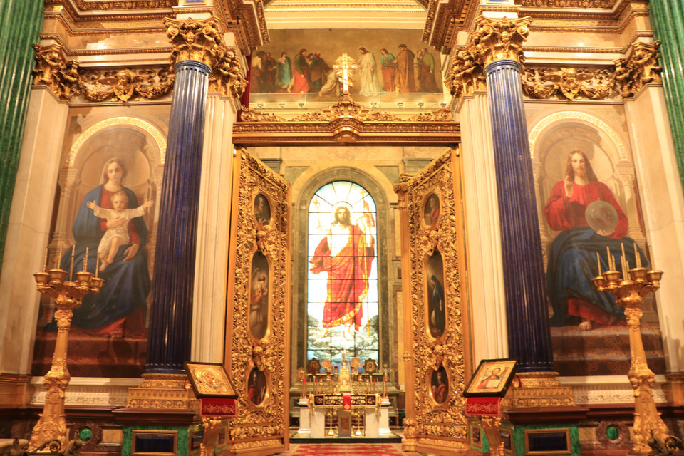 Nhà thờ Chính tòa Thánh Isaac là một sự kết hợp giữa phong cách kiến trúc tân cổ điển muộn với phong cách kiến trúc Byzantine của nhà thờ Hy Lạp. Đây cũng là một bảo tàng viện về lịch sử và tôn giáo. (Ảnh: Hùng Võ/Vietnam+)