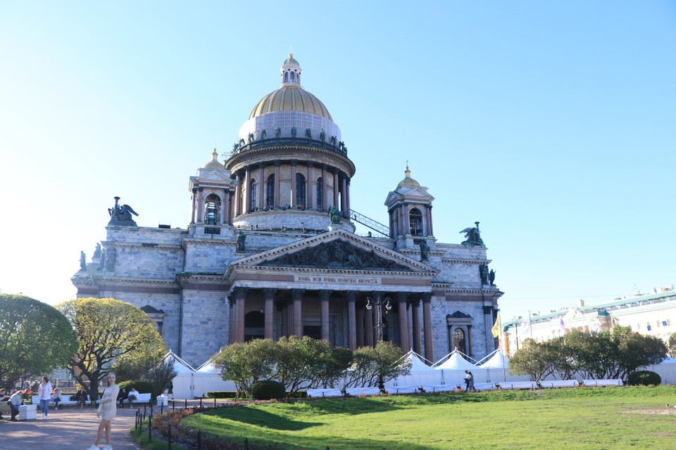 Nhà thờ Chính tòa Thánh Issac tại thành phố Saint Petersburg của nước Nga gây ấn tượng bởi vẻ đẹp hùng vĩ và tráng lệ. Từ xa nhìn lại, nhà thờ này sừng sững với những cột đá malachite nguyên khối và mái vòm được mạ vàng khổng lồ. Đây là một trong những công trình kiến ​​trúc có mái vòm cao nhất thế giới. (Ảnh: Hùng Võ/Vietnam+)