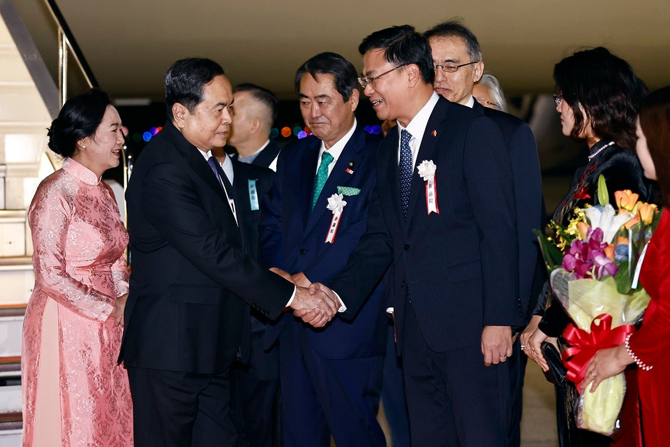 Chủ tịch Ủy ban Điều hành Thượng viện, Thượng nghị sĩ Makino, Đại sứ đặc mệnh toàn quyền Việt Nam tại Nhật Bản Phạm Quang Hiệu và Phu nhân cùng cán bộ, nhân viên Đại sứ quán đón Chủ tịch Quốc hội Trần Thanh Mẫn và Phu nhân tại Sân bay Haneda. (Ảnh: Doãn Tấn/TTXVN)