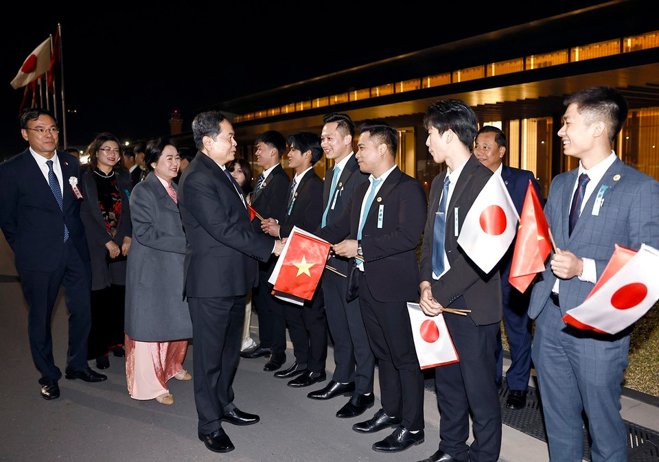 Cán bộ, nhân viên Đại sứ quán, đại diện bà con kiều bào Việt Nam tại Nhật Bản đón Chủ tịch Quốc hội Trần Thanh Mẫn và Phu nhân tại Sân bay Haneda. (Ảnh: Doãn Tấn/TTXVN)