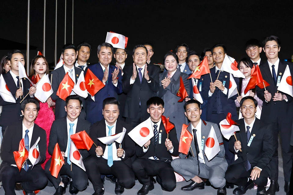 Cán bộ, nhân viên Đại sứ quán, đại diện bà con kiều bào Việt Nam tại Nhật Bản đón Chủ tịch Quốc hội Trần Thanh Mẫn và Phu nhân tại Sân bay Haneda. (Ảnh: Doãn Tấn/TTXVN)