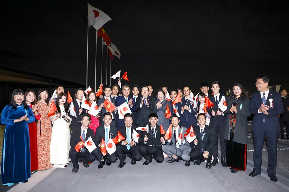 Cán bộ, nhân viên Đại sứ quán, đại diện bà con kiều bào Việt Nam tại Nhật Bản đón Chủ tịch Quốc hội Trần Thanh Mẫn và Phu nhân tại Sân bay Haneda. (Ảnh: Doãn Tấn/TTXVN)