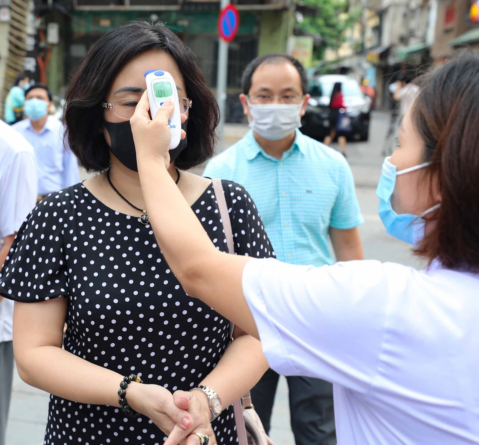 Thiết bị đo thân nhiệt, dung dịch sát khuẩn tay đều được chuẩn bị đầy đủ. (Ảnh: Thanh Tùng/TTXVN)