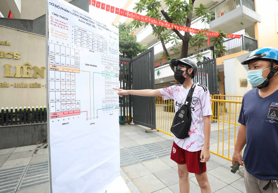 Sơ đồ bố trí phòng thi tại các điểm thi được đặt trước cổng trường để phụ huynh và thí sinh có thể xem trước. (Ảnh: Thanh Tùng/TTXVN)