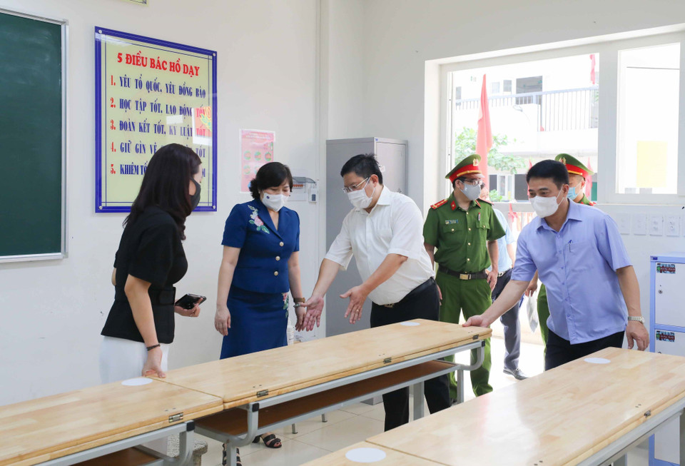 Ban chỉ đạo thi và tuyển sinh quận Hoàn Kiếm kiểm tra cơ sở vật chất và công tác phòng, chống dịch tại điểm thi trường THCS Ngô Sĩ Liên. (Ảnh: Thanh Tùng/TTXVN)