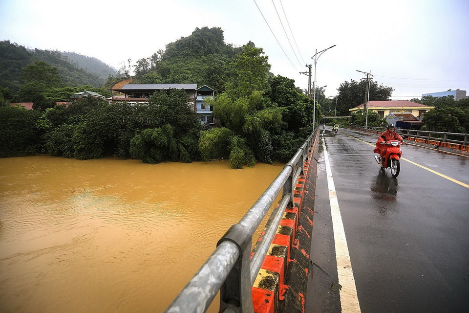 Nước lũ về trên Sông Bùi lên cao trong ngày 10/9. (Ảnh: Trọng Đạt/TTXVN)