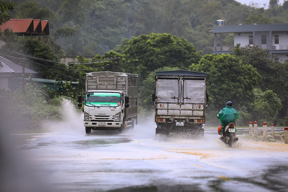Mưa lớn trong ngày 10/9 gây ngập úng trên Quốc lộ 6, đoạn gần Dốc Kẽm xã Dân Hòa, phường Kỳ Sơn, thành phố Hòa Bình. (Ảnh: Trọng Đạt/TTXVN)