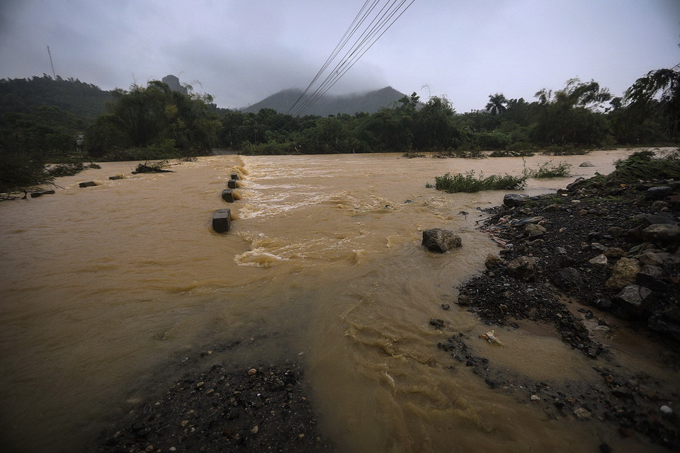 Nước lũ tràn ngầm trên một nhánh suối chảy ra sông Bùi trên địa phận xã Tân Vinh. (Ảnh: Trọng Đạt/TTXVN)