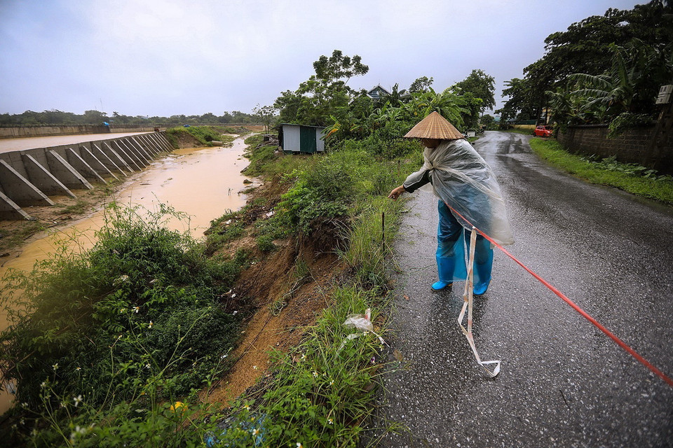 Điểm sạt lở trên tuyến đường ven sông Bùi qua xóm Đồng Tiến, xã Tân Vinh. (Ảnh: Trọng Đạt/TTXVN)