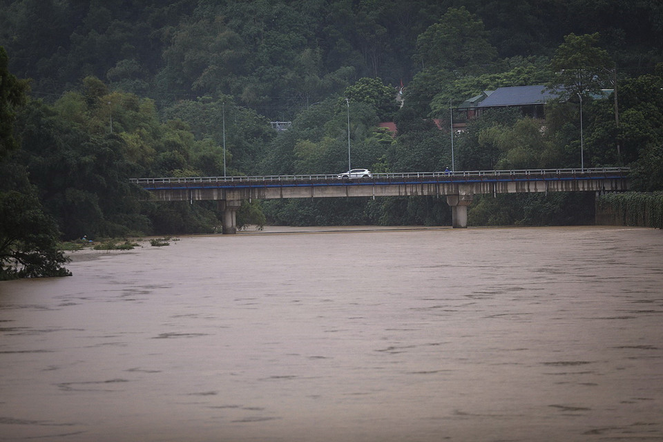 Các phương tiện lưu thông qua cầu Đồng Chúi, xã Tân Vinh trong chiều ngày 10/9. (Ảnh: Trọng Đạt/TTXVN)