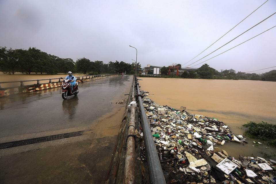 Nước lũ dâng cao tại xã Nhuận Trạch đoạn cầu Bãi Sỏi lưu thông ra Quốc lộ 6. (Ảnh: Trọng Đạt/TTXVN)