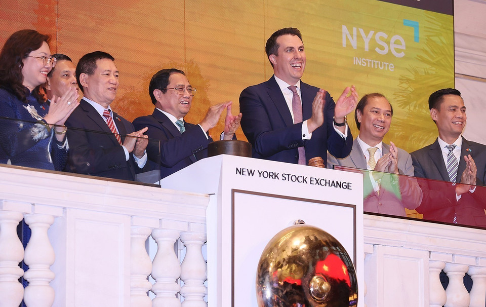 Thủ tướng Phạm Minh Chính rung chuông khai mạc phiên giao dịch Sàn Chứng khoán New York (NYSE). (Ảnh: Dương Giang/TTXVN)