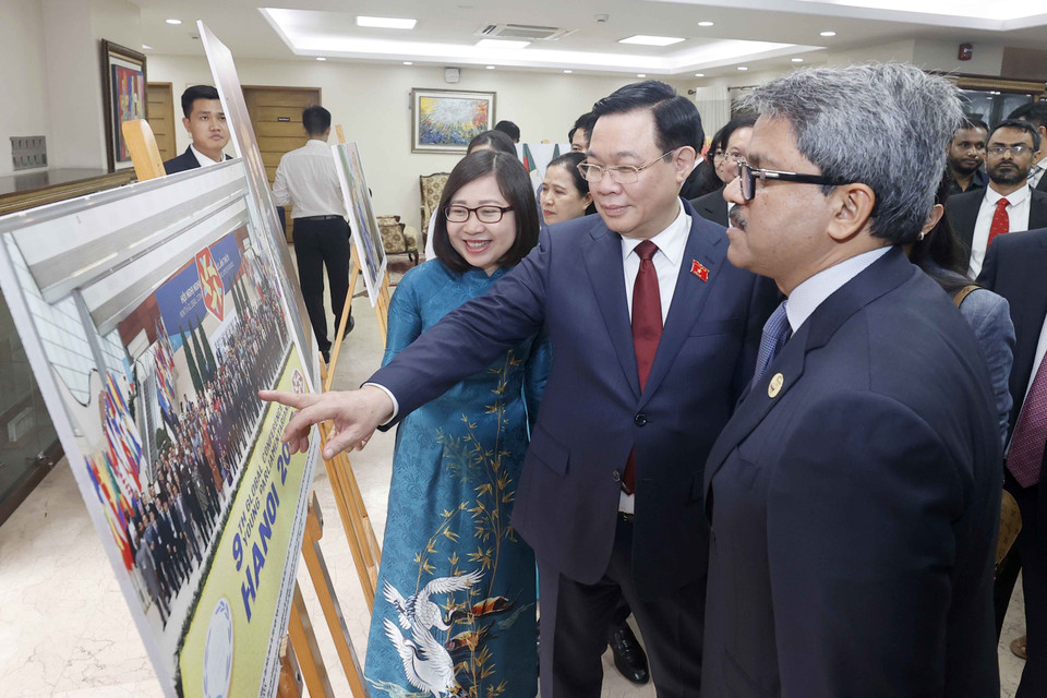 Chủ tịch Quốc hội Vương Đình Huệ và đại biểu xem ảnh trưng bày. (Ảnh: Doãn Tấn/TTXVN)