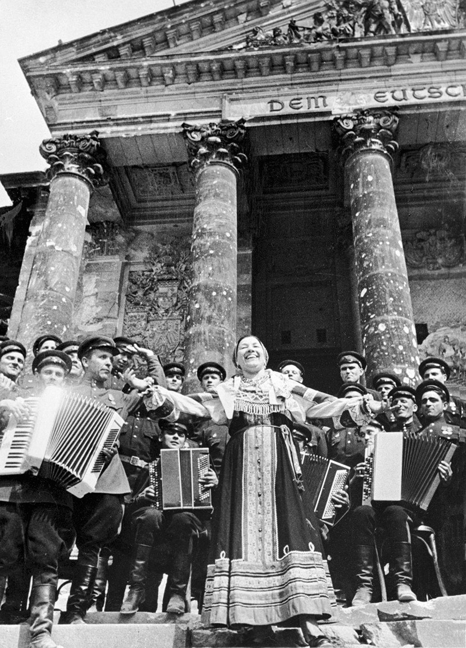 Màn ăn mừng chiến thắng của Hồng quân Liên Xô trước sảnh Nhà Quốc hội Đức sau khi giải phóng hoàn toàn Berlin, 2/5/1945. (Ảnh: Tư liệu quốc tế/TTXVN)